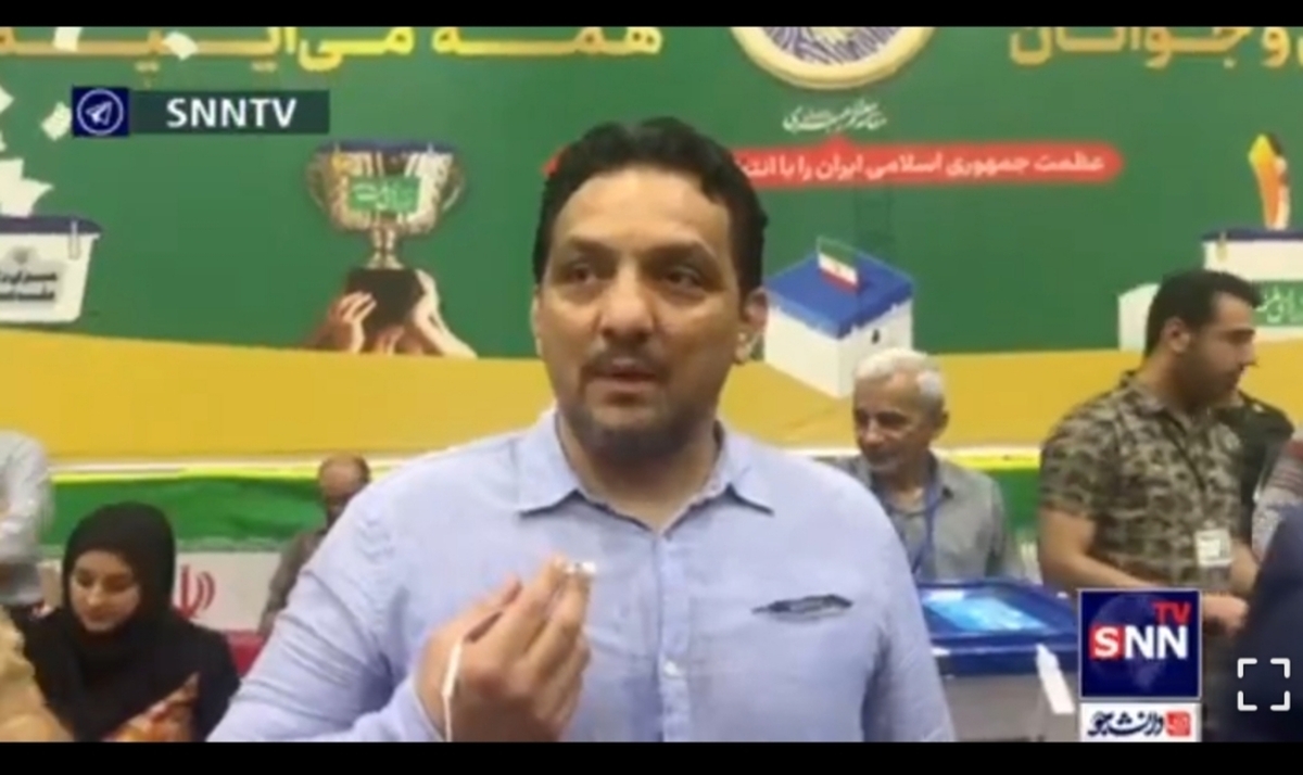 پژمان&zwnj;درستکار در جمع سایر قهرمانان&nbsp;در محل اخذ آرای ورزشکاران