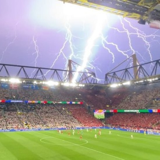 برخورد رعد و برق به سقف ورزشگاه و باران شدید، دیدار آلمان و دانمارک را متوقف کرد
