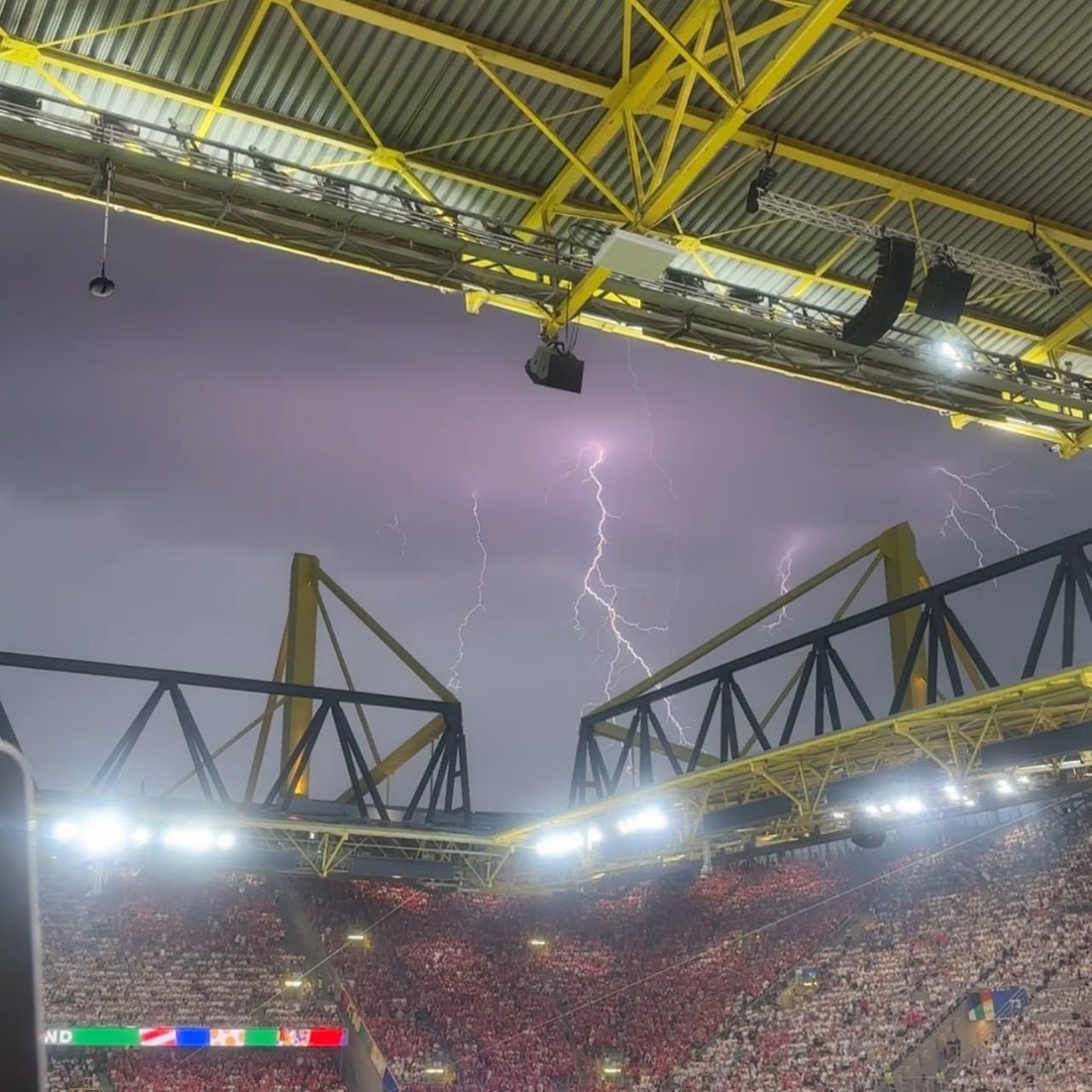 برخورد رعد و برق به سقف ورزشگاه و باران شدید، دیدار آلمان و دانمارک را متوقف کرد