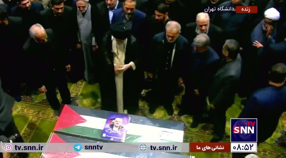 وداع رهبر انقلاب با پیکر شهید اسماعیل هنیه