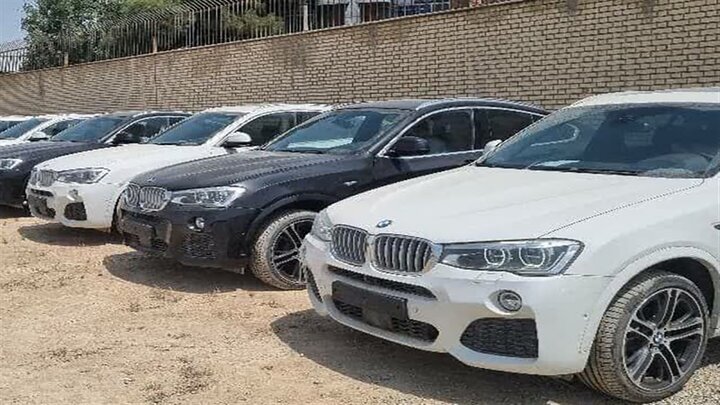 کشف ۱۴ خودروی BMW قاچاق در یک ساختمان مسکونی