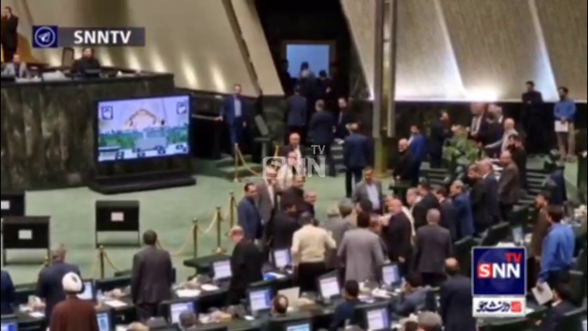 خوش و بش رئیس جمهور با نمایندگان مجلس پس دفاع از وزرای پیشنهادی خود