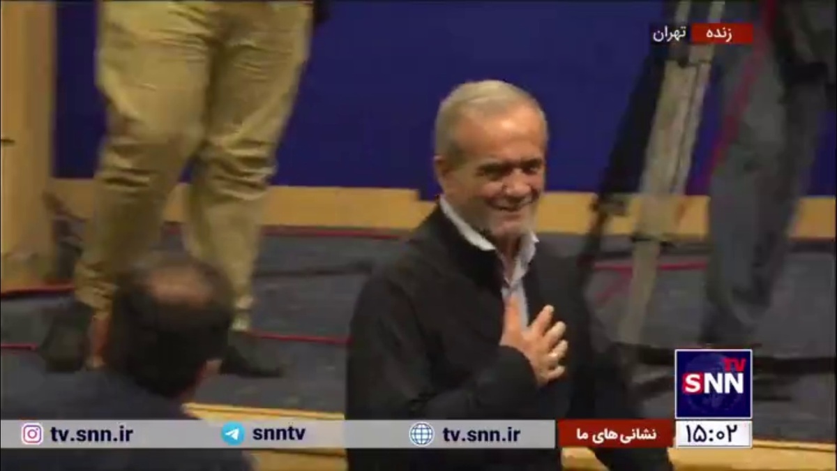 ورود پزشکیان به سالن نشست خبری