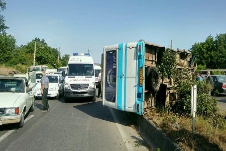 واژگونی مینی بوس در پاکدشت 8 مجروح برجای گذاشت