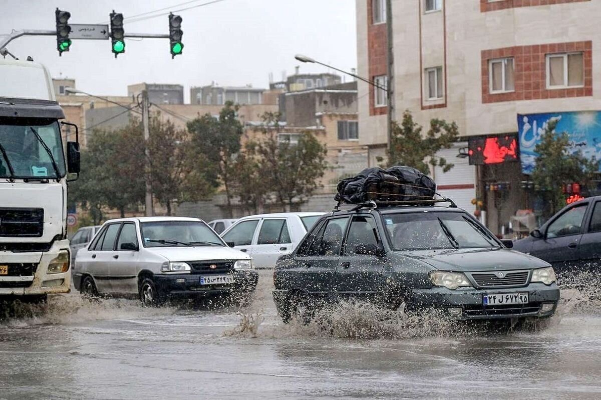 آبگرفتگی در خیابان‌های شیراز بر اثر بارش شدید باران پاییزی