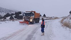 امدا‌رسانی راهداران گلستان به سرنشینان ۸۳۰ خودروی گرفتار در برف