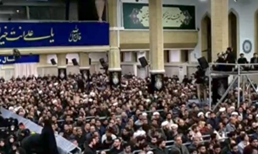 حسینیه امام خمینی (ره)؛ دقایقی پیش از آغاز سخنرانی رهبر انقلاب