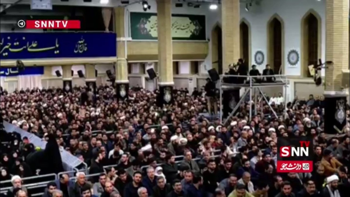 حسینیه امام خمینی (ره)؛ دقایقی پیش از آغاز سخنرانی رهبر انقلاب