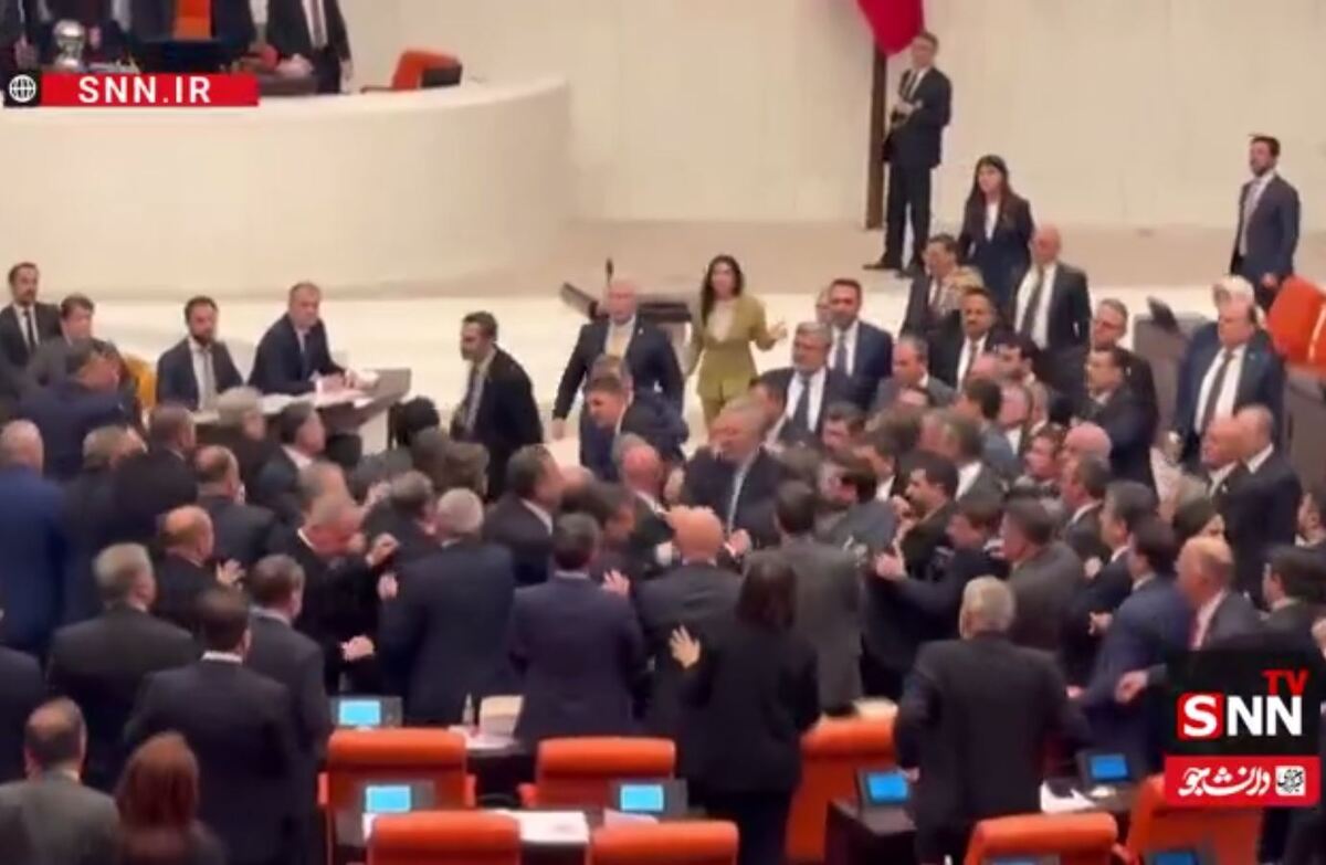 زد و خورد نمایندگان در مجلس کبیر ترکیه هنگام بررسی بودجه ۲۰۲۶ + فیلم