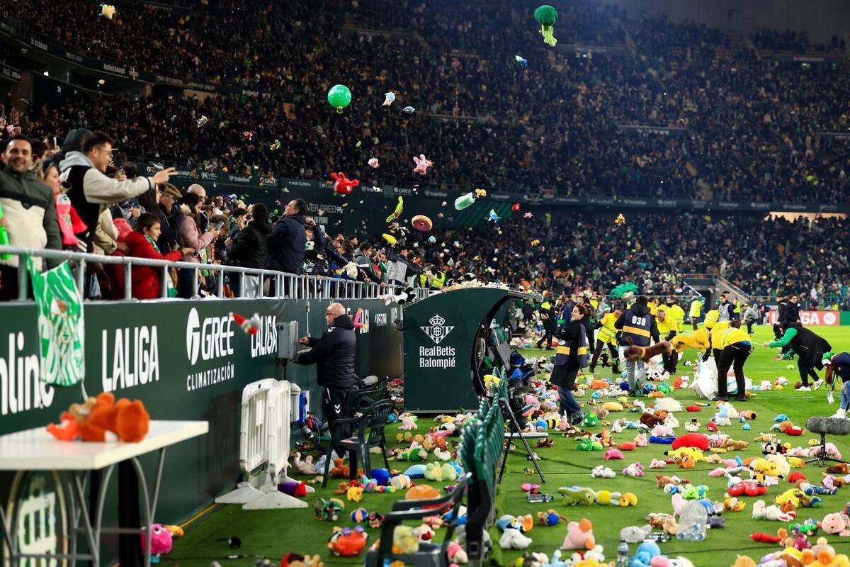 بارش عروسک‌ها در بنیتو ویامارین؛ رسم سالانه هواداران رئال بتیس برای کودکان محروم