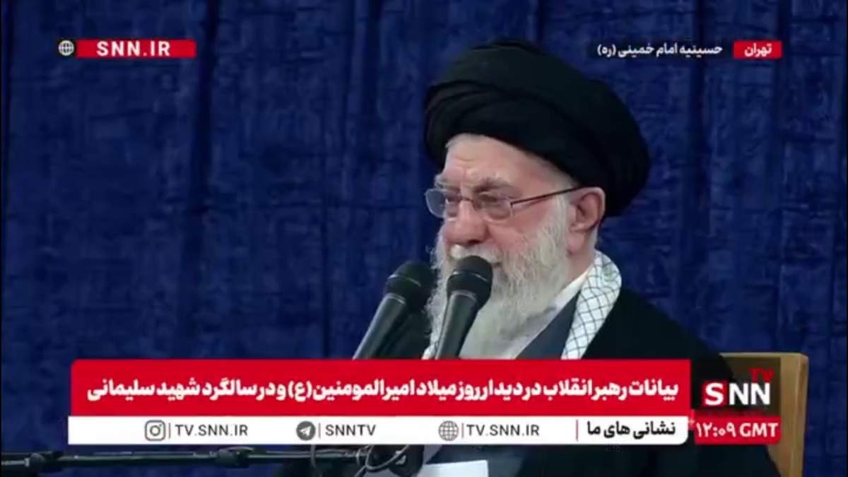 مزاح رهبر انقلاب با شعار یکی از حضار در حین سخنرانی