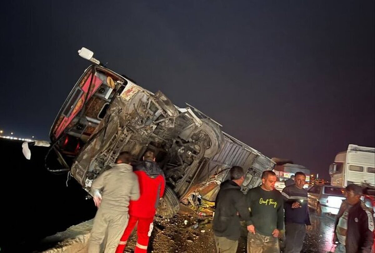 یک دستگاه اتوبوس در گرمسار واژگون شد