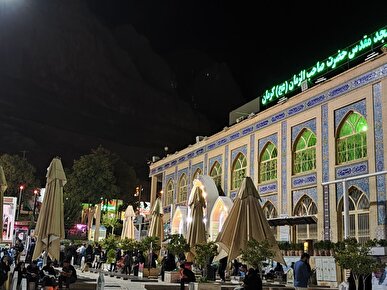 حال و هوای گلزار شهدای کرمان در سالگرد شهادت حاج قاسم سلیمانی/ احترام نظامی مردم در ساعت ۱:۲۰ + فیلم