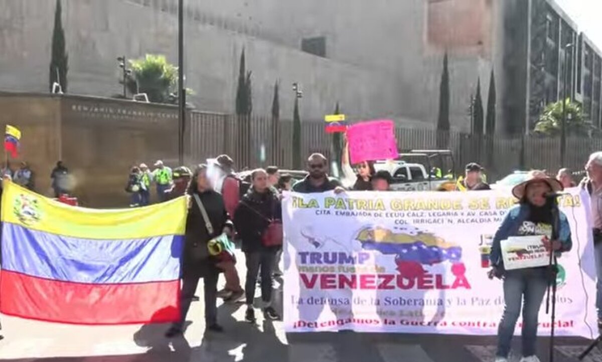 معترضان مکزیکی سفارت آمریکا را با سنگ مورد حمله قرار دادند