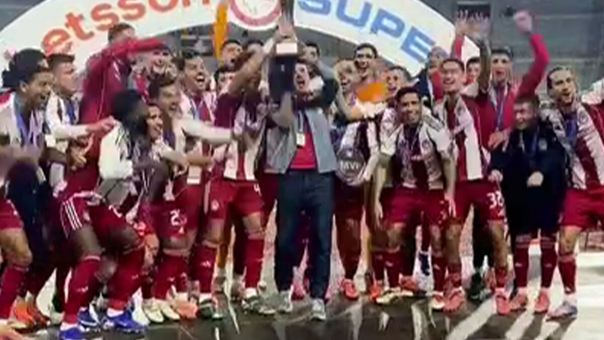 لحظه بالا بردن جام قهرمانی المپیاکوس در حضور مهدی طارمی و هم‌تیمی‌هایش