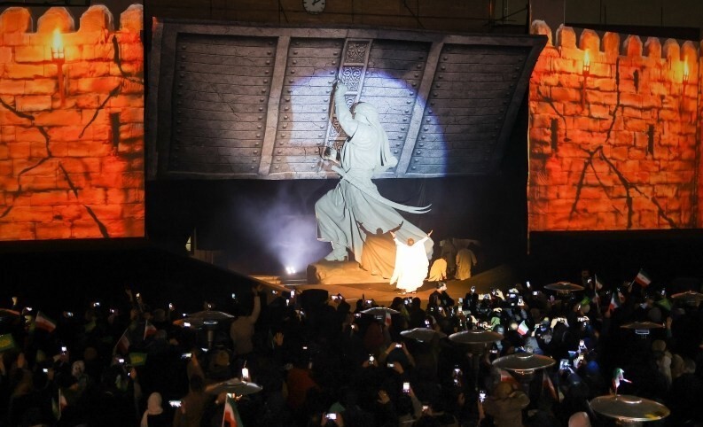 تهران درخشان شد؛ رونمایی از نماد فاتح خیبر در میدان امام خمینی(ره) + فیلم