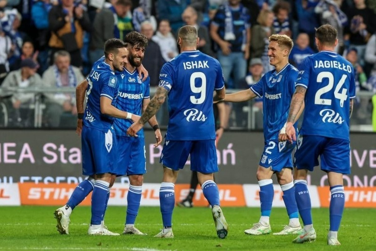 اردوی زمستانی لخ پوزنان به همراه بازیکن ایرانی خود در امارات