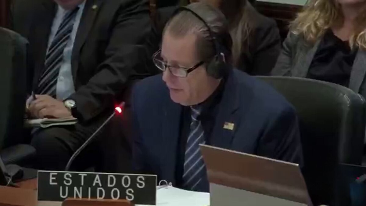 قطع سخنرانی سفیر آمریکا با اعتراض فعال ضدجنگ درباره حمله به ونزوئلا