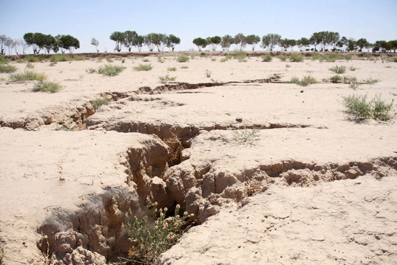 زلزله خاموش در دشت دامغان / روایتی از زمینهای نشستکرده و خانههای ترکخورده زلزله خاموش در دشت دامغان / روایتی از زمینهای نشستکرده و خانههای ترکخورده