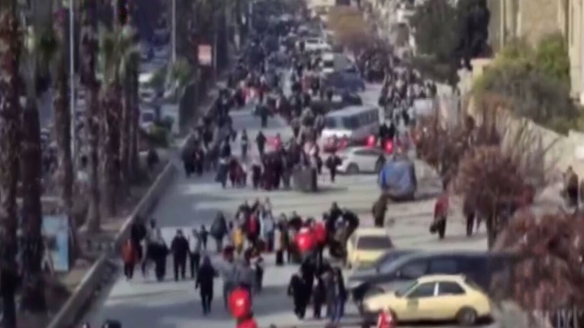 فرار اهالی حلب سوریه از آتش تروریست‌های جولانی!