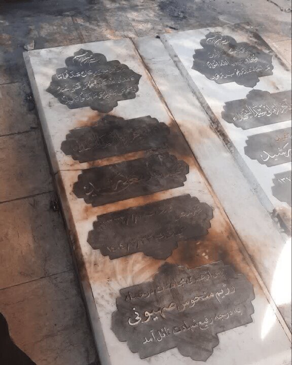 آتشزدن مزار سردار شهید جنگ ۱۲ روزه توسط اغتشاشگران + عکس آتشزدن مزار سردار شهید جنگ ۱۲ روزه توسط اغتشاشگران + عکس