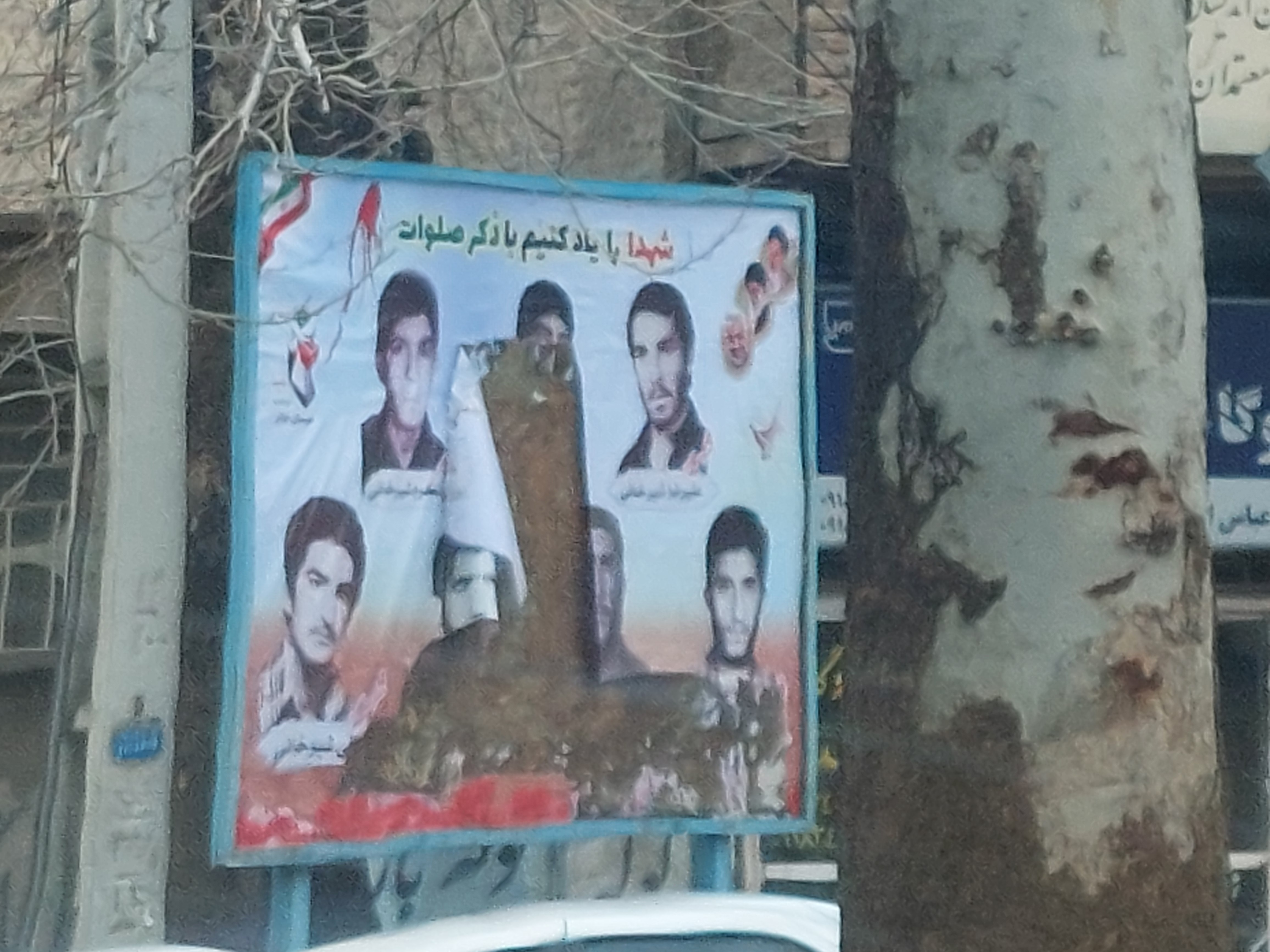 با شهدا هم سر جنگ دارند / پاره کردن تصویر شهدای دفاع از خاک وطن در ایلام توسط اغتشاشگران