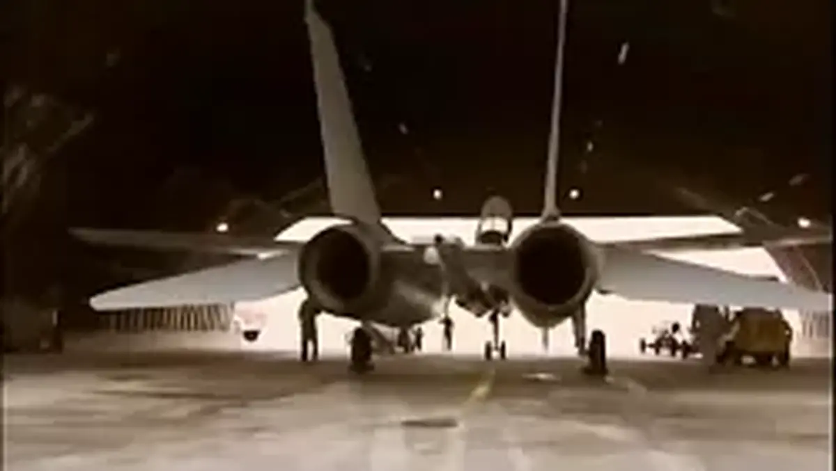 یک اف ۱۴ بزن یک خودروی بنز جایزه بگیر! + فیلم