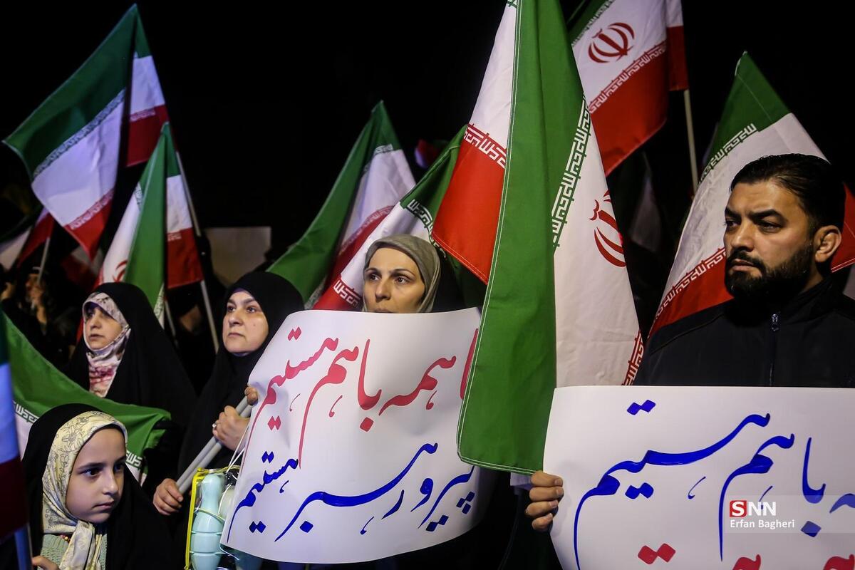 راهپیمایی مردم تهران در میدان ولیعصر علیه اقدامات تروریستی اخیر / جمعیت رفته به رفته در حال افزایش است + فیلم