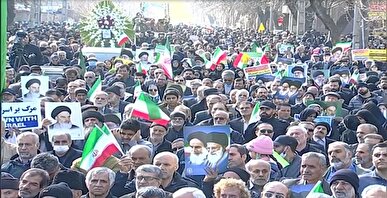 تشییع باشکوه شهیده ۳ ساله حوادث تروریستی اخیر در کرمانشاه / مردم صف خود را از تروریست‌ها جدا کردند+فیلم