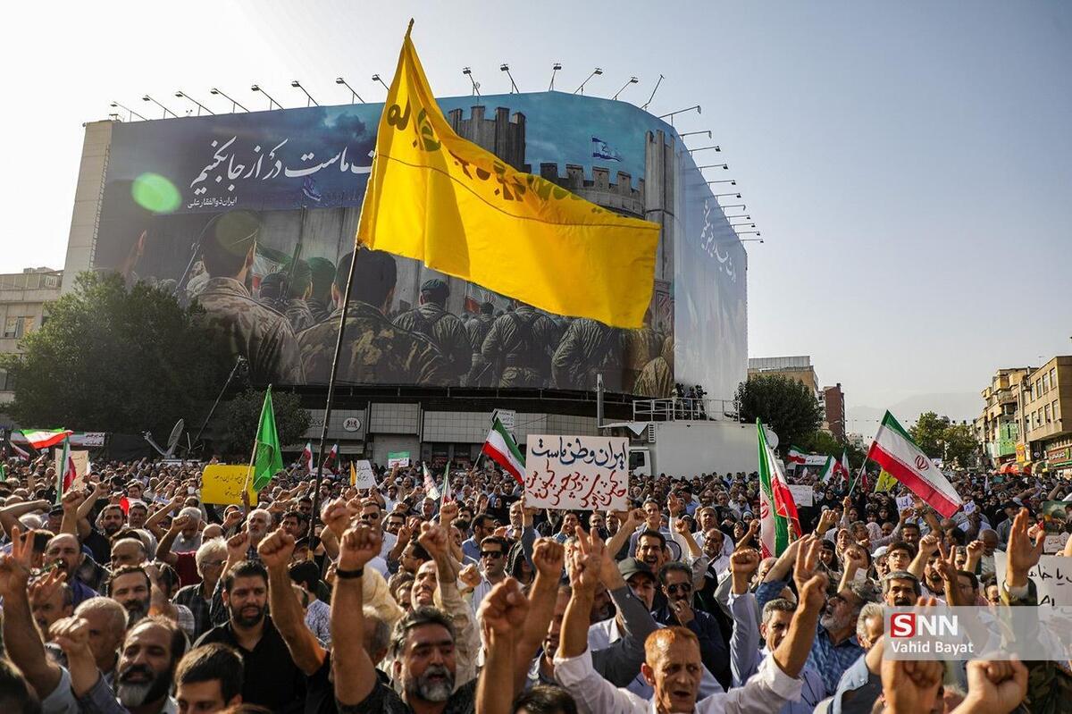 جمعیت فوق العاده مردم در میدان انقلاب حاضر شده است/ رفته رفته به جمعیت افزوده می‌شود + فیلم