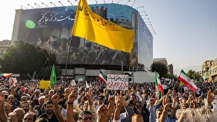 جمعیت فوق العاده مردم در میدان انقلاب حاضر شده است/ رفته رفته به جمعیت افزوده می‌شود