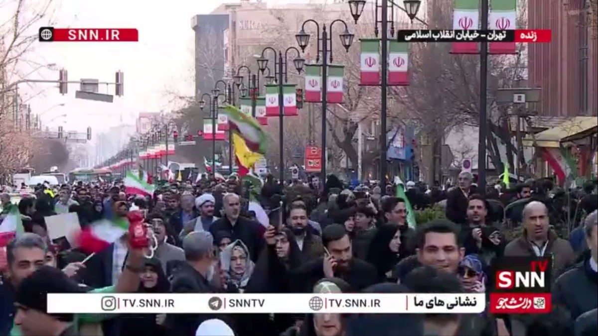 سس خرسی در دست مردم حاضر در تجمع میدان انقلاب/ مردم حاضر در راهپیمایی با در دست داشتن سس خرسی پاسخ گزافه گویی های پهلوی را دادند