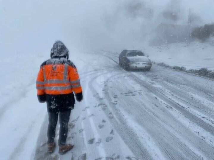 تردد در گردنه چری فقط با زنجیر چرخ ممکن است