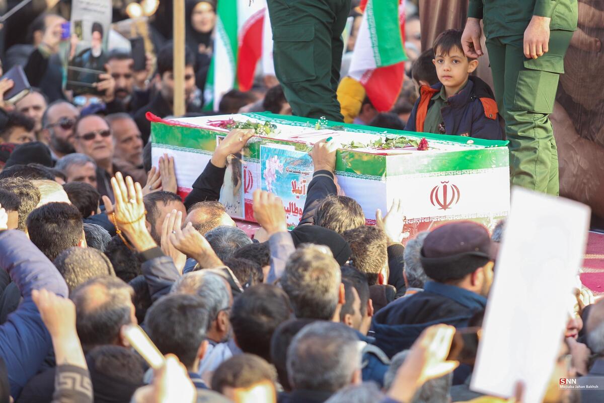 اقامه نماز بر پیکر شهدای اقدامات تروریستی اخیر اصفهان + فیلم