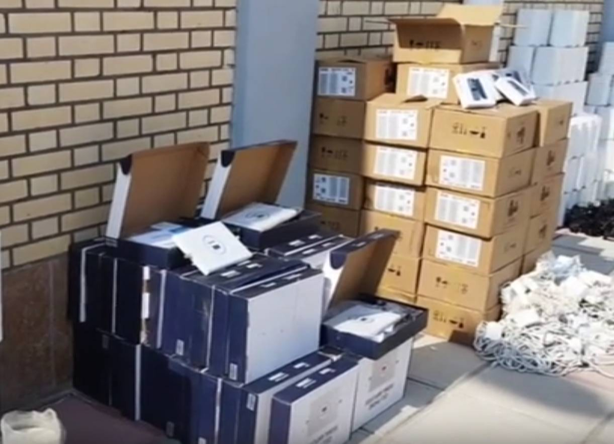 کشف یک محموله بزرگ اقلام الکترونیکی جاسوسی و خرابکاری توسط در وزارت اطلاعات