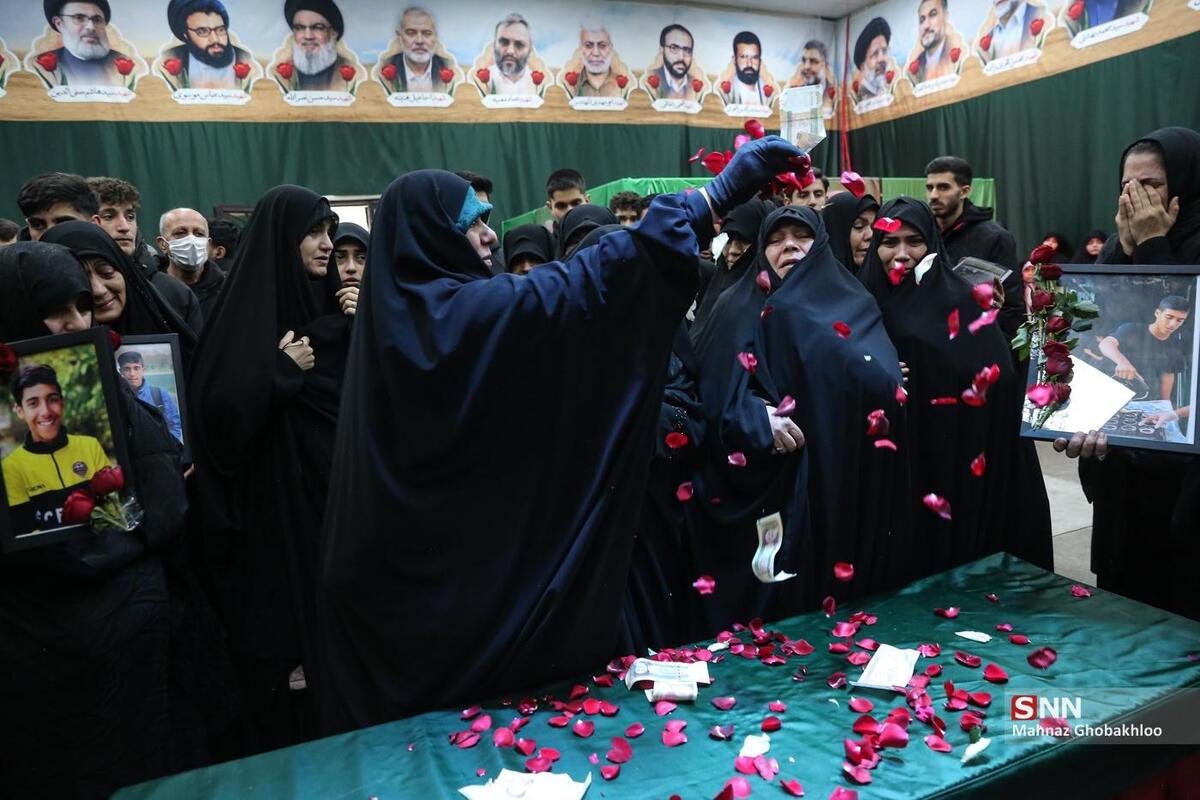 تشییع شهدای اغتشاشات اخیر از دانشگاه تهران تا معراج شهدا