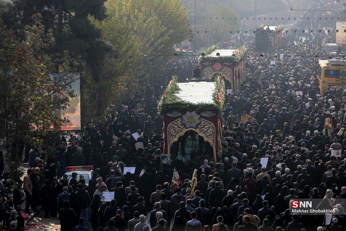 مراسم تشییع پیکرهای ۱۰۰ تن از شهدای مردمی و مدافع امنیت از مقابل دانشگاه تهران + فیلم و عکس
