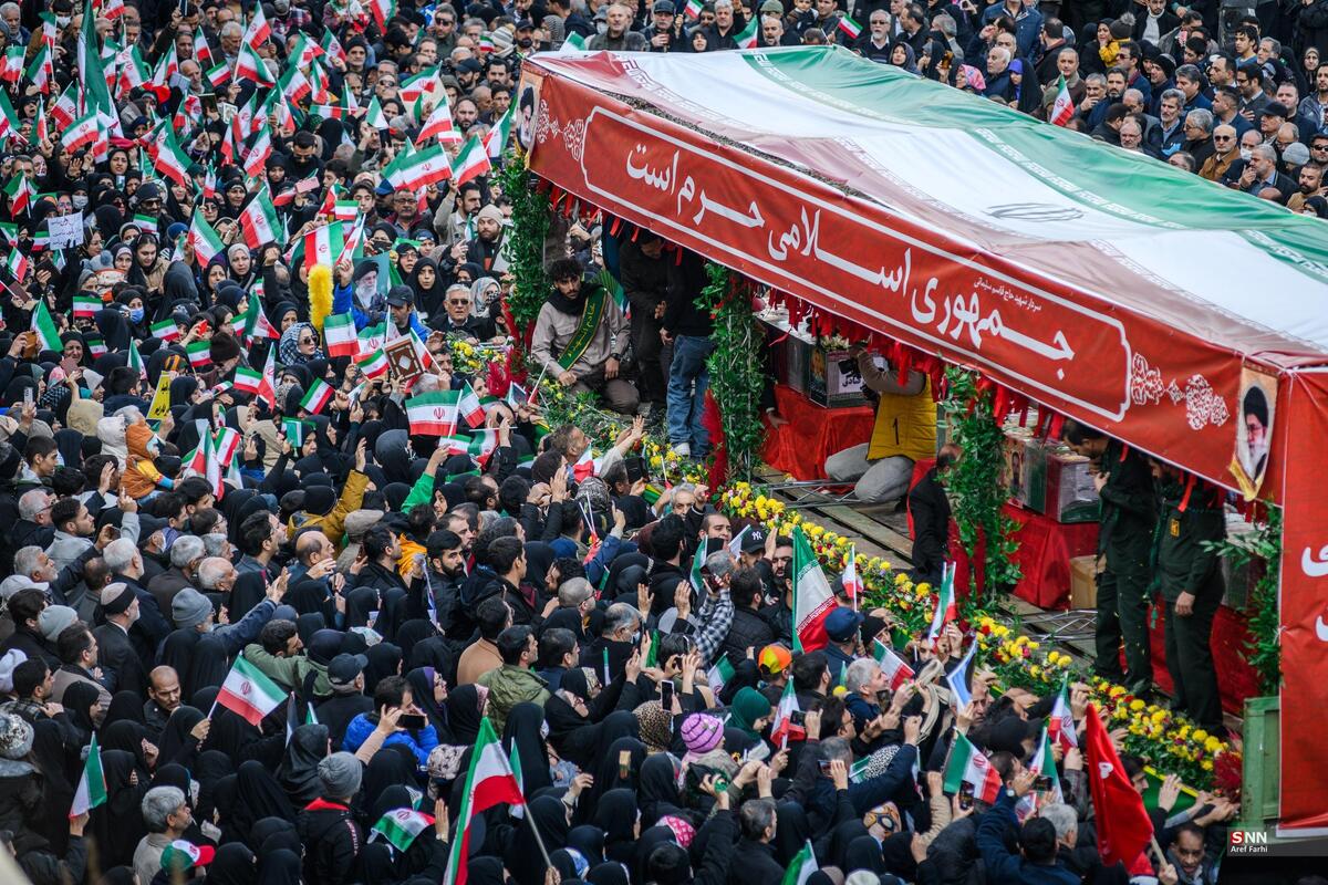 طنین انداز شدن شعار مرگ بر آمریکا در مراسم تشییع پیکر شهدای مردمی و مدافعان امنیت در حوادث تروریستی اخیر + فیلم