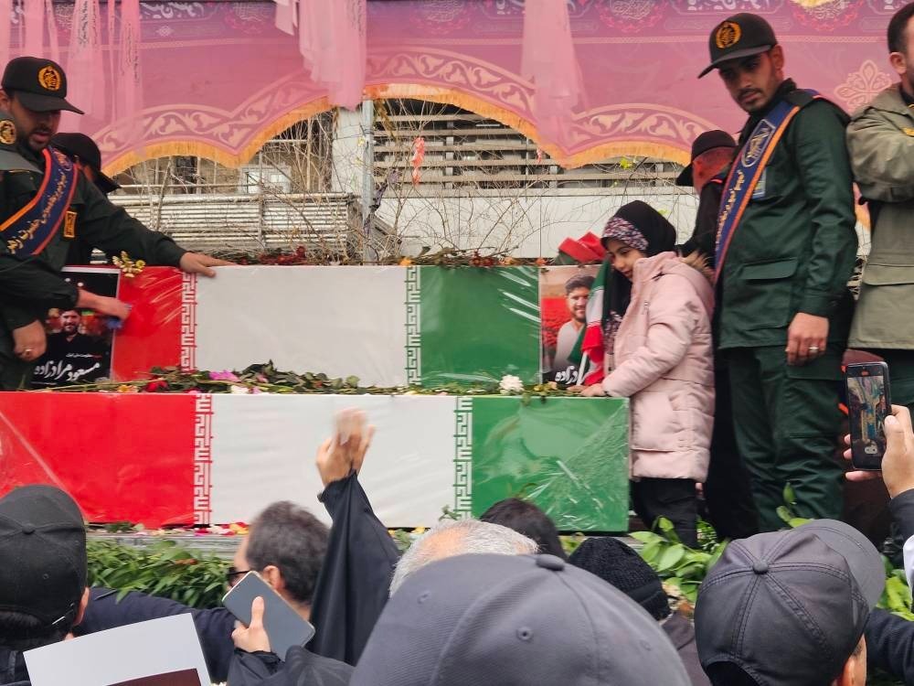 مراسم بدرقه پیکر ۱۰۰ تن از شهدای مردمی و مدافع امنیت از مقابل دانشگاه تهران + فیلم و عکس مراسم بدرقه پیکر ۱۰۰ تن از شهدای مردمی و مدافع امنیت از مقابل دانشگاه تهران + فیلم و عکس