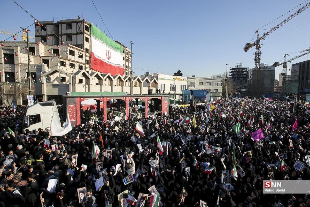 با وجود گذشت بیش از ۲ ساعت از مراسم تشییع همچنان بر جمعیت حاضر افزوده می‌شود + فیلم