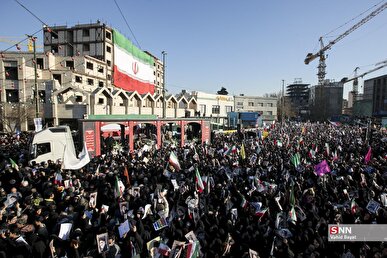 با وجود گذشت بیش از ۲ ساعت از مراسم تشییع همچنان بر جمعیت حاضر افزوده می‌شود + فیلم