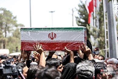 حضور پرشور مردم در مراسم تشییع پیکر شهدای مردمی و مدافع امنیت در حوادث تروریستی اخیر مقابل دانشگاه تهران + فیلم