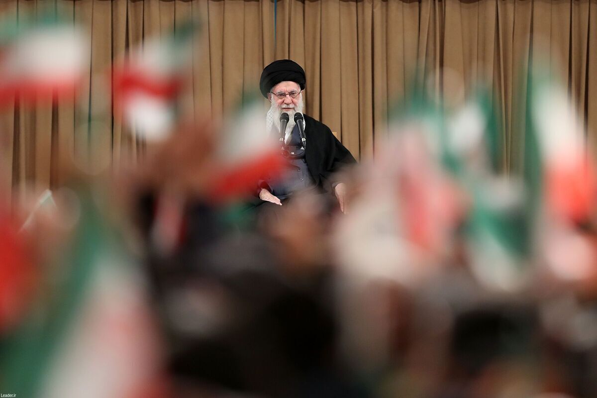 رهبر انقلاب: ملت ایران کمر فتنه را شکست + فیلم