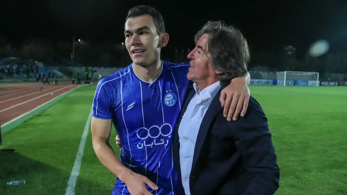 یک خارجی به ترکیب استقلال بازگشت