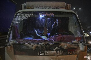 مسدود شدن جاده و امدادرسانی به خودروهای گرفتار در برف بجنورد