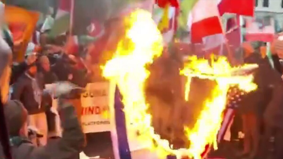 به آتش کشیدن پرچم رژیم صهیونیستی و آمریکا در تجمع مردم ترکیه در حمایت از جمهوری اسلامی ایران