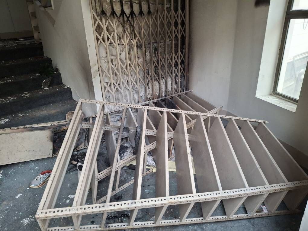 حمله سازمان‌یافته به حوزه علمیه ولایت در فلکه دوم تهرانپارس، فراتر از یک تخریب فیزیکی، هجمه‌ای به میراث معنوی مرکزی بود که نام طلبه شهید «امین‌عباس رشید» را بر تارک خود دارد؛ واقعه‌ای تلخ در شامگاه ۱۸ دی ۱۴۰۴ که با آتش‌سوزی عمدی و سرقت اسناد علمی همراه شد تا بار دیگر عمق عداوت با کانون‌های تبیین و مقاومت را آشکار سازد.
