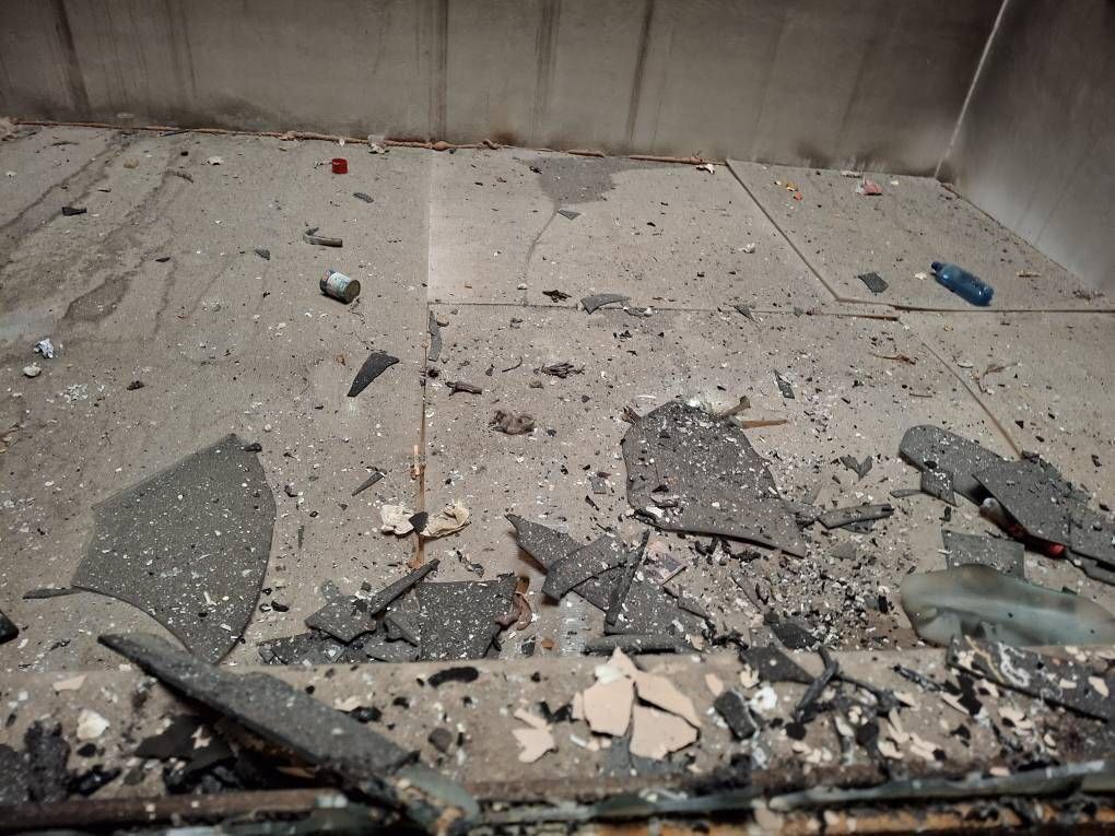 حمله سازمان‌یافته به حوزه علمیه ولایت در فلکه دوم تهرانپارس، فراتر از یک تخریب فیزیکی، هجمه‌ای به میراث معنوی مرکزی بود که نام طلبه شهید «امین‌عباس رشید» را بر تارک خود دارد؛ واقعه‌ای تلخ در شامگاه ۱۸ دی ۱۴۰۴ که با آتش‌سوزی عمدی و سرقت اسناد علمی همراه شد تا بار دیگر عمق عداوت با کانون‌های تبیین و مقاومت را آشکار سازد.
