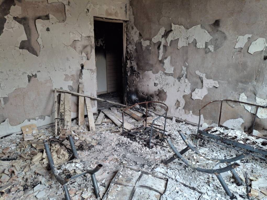 حمله سازمان‌یافته به حوزه علمیه ولایت در فلکه دوم تهرانپارس، فراتر از یک تخریب فیزیکی، هجمه‌ای به میراث معنوی مرکزی بود که نام طلبه شهید «امین‌عباس رشید» را بر تارک خود دارد؛ واقعه‌ای تلخ در شامگاه ۱۸ دی ۱۴۰۴ که با آتش‌سوزی عمدی و سرقت اسناد علمی همراه شد تا بار دیگر عمق عداوت با کانون‌های تبیین و مقاومت را آشکار سازد.
