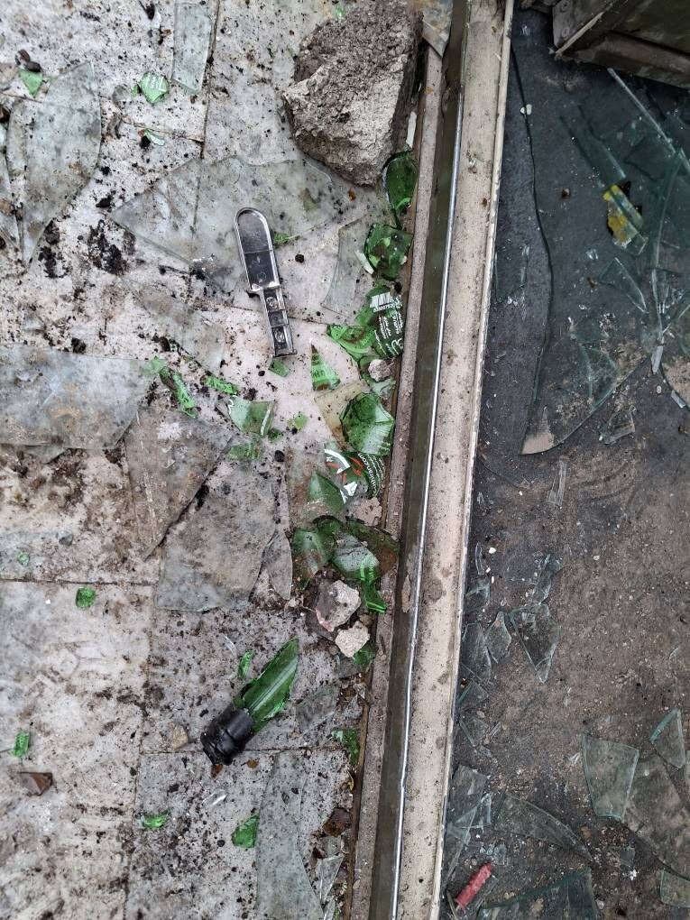 حمله سازمان‌یافته به حوزه علمیه ولایت در فلکه دوم تهرانپارس، فراتر از یک تخریب فیزیکی، هجمه‌ای به میراث معنوی مرکزی بود که نام طلبه شهید «امین‌عباس رشید» را بر تارک خود دارد؛ واقعه‌ای تلخ در شامگاه ۱۸ دی ۱۴۰۴ که با آتش‌سوزی عمدی و سرقت اسناد علمی همراه شد تا بار دیگر عمق عداوت با کانون‌های تبیین و مقاومت را آشکار سازد.
